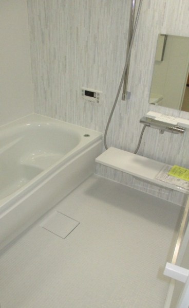 浴室は最新のTOTOのユニットバスに交換。浴室暖房も取り付けて冬でも暖かく入浴いただけます。