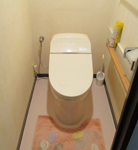 すっきりタイプのトイレでお手入れ楽々！節水型タイプなので水道代が軽減されます。