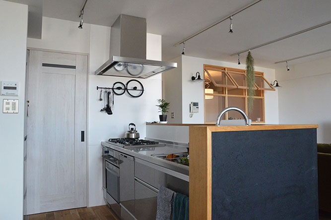 キッチンを対面型に変更し、開放的な空間が誕生。