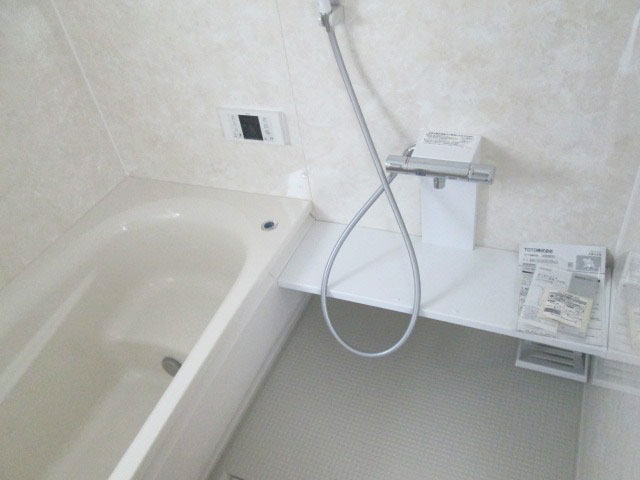 浴室の出入り口だけではなく、まるごとリフォームしました。腐食処理も行い、今後長く快適に使用できる浴室になりました。