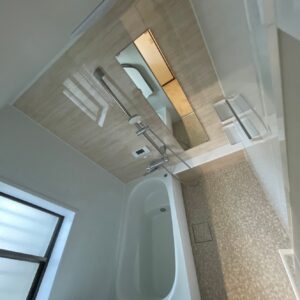 築４０年のタイル張りの浴室が、広くて暖かくキレイな空間に